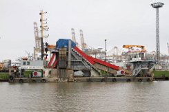 BAGGER BREMERHAVEN Hafenbagger Aufnahme: 2014-04-12