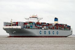 COSCO FORTUNE - 366m [IMO:9472127] Containerschiff (Container ship) Aufnahme: 2015-10-08 Baujahr: 2012 | DWT: 140637t | Breite: 48m | Tiefgang: 15,5m | Ladekapazität: 13092 TEU...