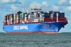 COSCO SHIPPING ALPS - 366m [IMO:9757864] Containerschiff (Container ship) Aufnahme: 2019-09-02 Baujahr: 2018 | DWT: 153679t | Breite: 51m | Tiefgang: 15,5m | Ladekapazität: 14566 TEU...