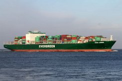 EVER LEGEND - 335m [IMO:9604093] Containerschiff (Container ship) Aufnahme: 2013-12-29 Baujahr: 2013 | DWT: 104257t | Breite: 46m | Tiefgang: 14,2m | Ladekapazität: 8452 TEU...