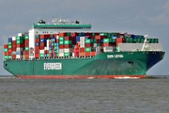 EVER LOTUS - 335m [IMO:9604122] Containerschiff (Container ship) Aufnahme: 2015-09-04 Baujahr: 2013 | DWT: 104262t | Breite: 46m | Tiefgang: 14,2m | Ladekapazität: 8452 TEU...