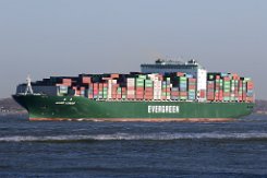 EVER LUNAR - 335m [IMO:9629093] Containerschiff (Container ship) Aufnahme: 2015-12-09 Baujahr: 2014 | DWT: 104409t | Breite: 45m | Tiefgang: 14,2m | Ladekapazität: 8452 TEU...