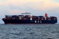 MOL QUARTZ - 368m (ex) [IMO:9632002] Containerschiff (Container ship) Aufnahme: 2015-10-03 Neuer Name: APL SINGAPURA Baujahr: 2013 | DWT: 150166t | Breite: 51m | Tiefgang: 16,0m |...