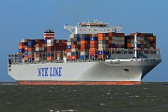 NYK HELIOS - 366m (ex) [IMO:9622588] Containerschiff (Container ship) Aufnahme: 2014-04-15 Neuer Name: OOCL POLAND Baujahr: 2013 | DWT: 144342t | Breite: 48m | Tiefgang: 15,5m |...