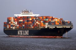 NYK VENUS - 338m [IMO:9312793] Containerschiff (Container ship) Aufnahme: 2015-12-30 Baujahr: 2007 | DWT: 103207t | Breite: 46m | Tiefgang: 14,5m | Ladekapazität: 9012 TEU...