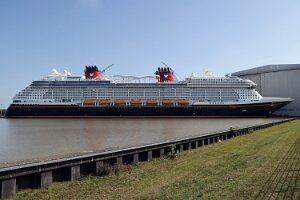 Disney Cruise Line Disney Cruise Line ist der Name einer Kreuzschifffahrtflotte, die der Walt Disney Company gehört und der Abteilung Walt...