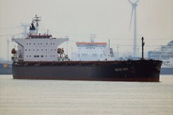 BROAD RISE - 225m [IMO:9342918] Massengutfrachter (Bulk Carrier) Fotodatum: 2025-02-09 Baujahr: 2006 | DWT: 76629t | Breite: 32,26m | Tiefgang: 14,14m Maschinenleistung: 10319 KW...
