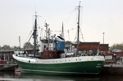 GERA ROS 223 - 66m [KEINE IMO-NUMMER] Museumsschiff/ Fischereimotorschiff Fotodatum: 2021-05-01 Baujahr: 1960 | Breite: 10,30m | Tiefgang: max. 5,64m Maschinenleistung: 1044 KW |...