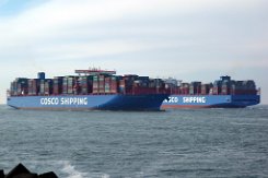 Begegnungen_0006 COSCO SHIPPING UNIVERSE trifft COSCO SHIPPING SCORPIO in Rotterdam (Maasvlakte)