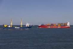 Begegnungen_0008 FAIRLANE trifft CONTAINERSHIPS AURORA in Rotterdam (Maasvlakte)