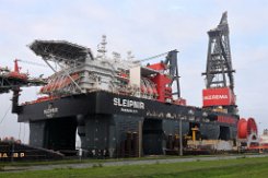 [Besonderes] SLEIPNIR Der zurzeit größte Halbtauchende Schwimmkran der Welt, der mit beiden Kränen zusammen bis zu 20000t heben kann. Der Antrieb erfolgt mit LNG.