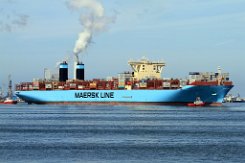 [Besonderes] MAYVIEW MAERSK Das Containerschiff MAYVIEW MAERSK dreht im Hafen von Rotterdam...