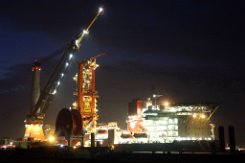 [Nachtaufnahme] AEGIR Der Pipeline-Verleger AEGIR im Hafen von Rotterdam...