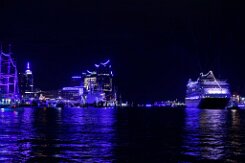 [Nachtaufnahme] VASCO DA GAMA Das Kreuzfahrtschiff VASCO DA GAMA durchfährt am 2025-09-12 den Hamburger Hafen an den Cruise Days (Blue Port)