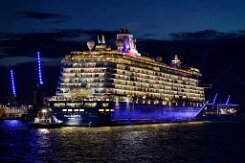 [Nachtaufnahme] MEIN SCHIFF 4 Das Kreuzfahrtschiff MEIN SCHIFF 4 am 2025-09-13 bei den Hamburger Cruise Days / Blue Port.