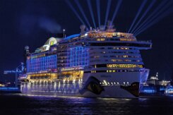 [Nachtaufnahme] AIDAperla Das Kreuzfahrtschiff AIDAperla am 2025-09-13 bei den Hamburger Cruise Days / Blue Port.