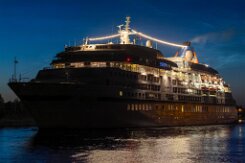 [Nachtaufnahme] EUROPA Das Kreuzfahrtschiff EUROPA [IMO:9183855] am 2026-07-08 spät abends am Nord-Ostsee-Kanal bei Rüsterbergen.