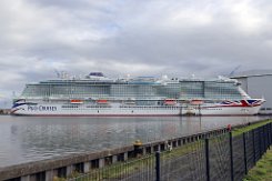 [Schiffe Spezial] ARVIA (9) Das neue Kreuzfahrtschiff ARVIA am 2022-09-25 vor der Meyer Werft in Papenburg.