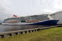 [Schiffe Spezial] CARNIVAL JUBILEE (11) Das neue Kreuzfahrtschiff CARNIVAL JUBILEE liegt am 2023-10-07 in Papenburg an der Meyer-Werft.