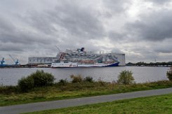[Schiffe Spezial] CARNIVAL JUBILEE (15) Das neue Kreuzfahrtschiff CARNIVAL JUBILEE liegt am 2023-10-07 in Papenburg an der Meyer-Werft.