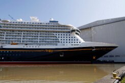 [Schiffe Spezial] Disney Destiny (1) Das neue Kreuzfahrtschiff DISNEY DESTINY liegt am 2025-08-13 in Papenburg am Ausrüstungspier der Meyer-Werft.