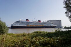 [Schiffe Spezial] Disney Destiny (10) Das neue Kreuzfahrtschiff DISNEY DESTINY liegt am 2025-08-13 in Papenburg am Ausrüstungspier der Meyer-Werft.