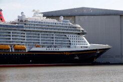 [Schiffe Spezial] Disney Destiny (12) Das neue Kreuzfahrtschiff DISNEY DESTINY liegt am 2025-08-13 in Papenburg am Ausrüstungspier der Meyer-Werft.