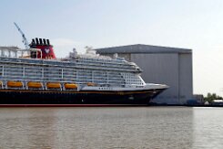 [Schiffe Spezial] Disney Destiny (13) Das neue Kreuzfahrtschiff DISNEY DESTINY liegt am 2025-08-13 in Papenburg am Ausrüstungspier der Meyer-Werft.