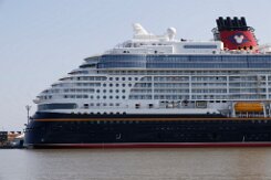 [Schiffe Spezial] Disney Destiny (14) Das neue Kreuzfahrtschiff DISNEY DESTINY liegt am 2025-08-13 in Papenburg am Ausrüstungspier der Meyer-Werft.