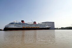 [Schiffe Spezial] Disney Destiny (15) Das neue Kreuzfahrtschiff DISNEY DESTINY liegt am 2025-08-13 in Papenburg am Ausrüstungspier der Meyer-Werft.