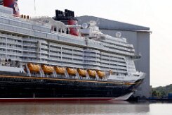 [Schiffe Spezial] Disney Destiny (17) Das neue Kreuzfahrtschiff DISNEY DESTINY liegt am 2025-08-13 in Papenburg am Ausrüstungspier der Meyer-Werft.