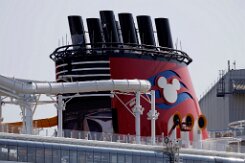 [Schiffe Spezial] Disney Destiny (18) Das neue Kreuzfahrtschiff DISNEY DESTINY liegt am 2025-08-13 in Papenburg am Ausrüstungspier der Meyer-Werft. Hier der erste Schornstein, der eine Suite...