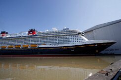 [Schiffe Spezial] Disney Destiny (2) Das neue Kreuzfahrtschiff DISNEY DESTINY liegt am 2025-08-13 in Papenburg am Ausrüstungspier der Meyer-Werft.