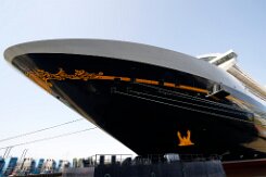 [Schiffe Spezial] Disney Destiny (4) Das neue Kreuzfahrtschiff DISNEY DESTINY liegt am 2025-08-13 in Papenburg am Ausrüstungspier der Meyer-Werft.