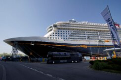 [Schiffe Spezial] Disney Destiny (5) Das neue Kreuzfahrtschiff DISNEY DESTINY liegt am 2025-08-13 in Papenburg am Ausrüstungspier der Meyer-Werft.