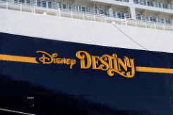 [Schiffe Spezial] Disney Destiny (6) Das neue Kreuzfahrtschiff DISNEY DESTINY liegt am 2025-08-13 in Papenburg am Ausrüstungspier der Meyer-Werft. Der Namensschriftzug DISNEY DESTINY