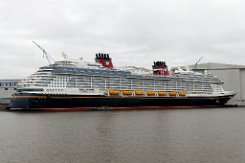 [Schiffe Spezial] Disney Treasure (15) Das neue Kreuzfahrtschiff DISNEY TREASURE liegt am 2024-09-15 in Papenburg an der Meyer-Werft.