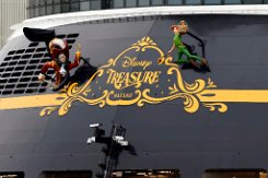 [Schiffe Spezial] Disney Treasure (5) Das neue Kreuzfahrtschiff DISNEY TREASURE liegt am 2024-09-15 in Papenburg an der Meyer-Werft. Besondere Heckansicht