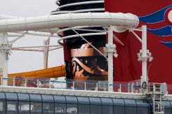 [Schiffe Spezial] Disney Treasure (6) Das neue Kreuzfahrtschiff DISNEY TREASURE liegt am 2024-09-15 in Papenburg an der Meyer-Werft. Großer Bildschirm