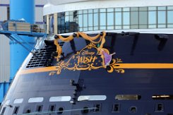 [Schiffe Spezial] Disney Wish (11) Das neue Kreuzfahrtschiff DISNEY WISH liegt am 2022-02-26 in Papenburg an der Meyer-Werft. (Heckschriftzug)