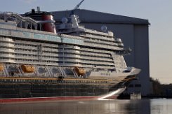 [Schiffe Spezial] Disney Wish (14) Das neue Kreuzfahrtschiff DISNEY WISH liegt am 2022-02-26 in Papenburg an der Meyer-Werft.