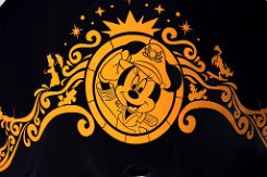 [Schiffe Spezial] Disney Wish (15) Das neue Kreuzfahrtschiff DISNEY WISH liegt am 2022-02-26 in Papenburg an der Meyer-Werft. Die Mickey Mouse am Bug als Detail.