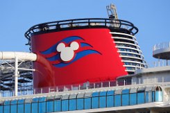 [Schiffe Spezial] Disney Wish (16) Das neue Kreuzfahrtschiff DISNEY WISH liegt am 2022-02-26 in Papenburg an der Meyer-Werft. Der Disney Schornstein