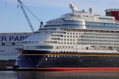 [Schiffe Spezial] Disney Wish (17) Das neue Kreuzfahrtschiff DISNEY WISH liegt am 2022-02-26 in Papenburg an der Meyer-Werft.