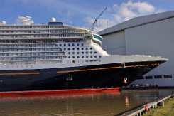 [Schiffe Spezial] Disney Wish (2) Das neue Kreuzfahrtschiff DISNEY WISH liegt am 2022-02-26 in Papenburg an der Meyer-Werft.