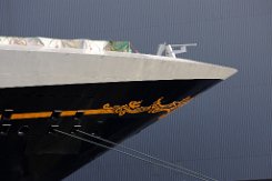 [Schiffe Spezial] Disney Wish (3) Das neue Kreuzfahrtschiff DISNEY WISH liegt am 2022-02-26 in Papenburg an der Meyer-Werft (Bug).