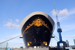 [Schiffe Spezial] Disney Wish (5) Das neue Kreuzfahrtschiff DISNEY WISH liegt am 2022-02-26 in Papenburg an der Meyer-Werft (Bug).