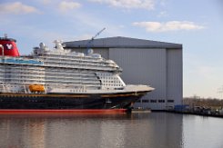 [Schiffe Spezial] Disney Wish (7) Das neue Kreuzfahrtschiff DISNEY WISH liegt am 2022-02-26 in Papenburg an der Meyer-Werft.