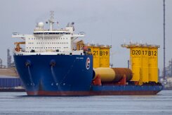 [Schiffe Spezial] GPO GRACE (1) Dias Halbtaucherschiff / Schwerlastschiff GPO GRACE verlässt am 2025-05-31 den Rotterdamer Hafen mit Bauteilen für Windkraftanlagen.