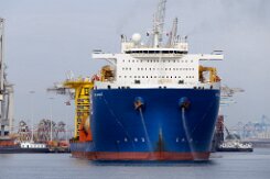 [Schiffe Spezial] GPO GRACE (3) Dias Halbtaucherschiff / Schwerlastschiff GPO GRACE verlässt am 2025-05-31 den Rotterdamer Hafen mit Bauteilen für Windkraftanlagen.